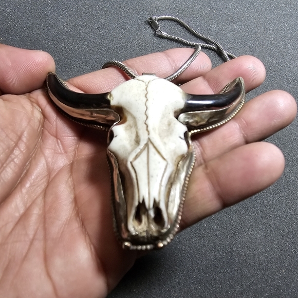 Hand Carved White Bull Head Skull Black Horn Pendant with Floral Back necklace o - Picture 3 of 11